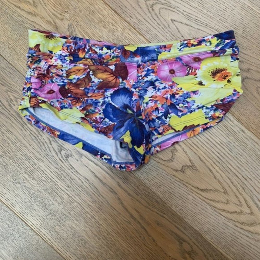 Tonique floral exercise shorts Size S